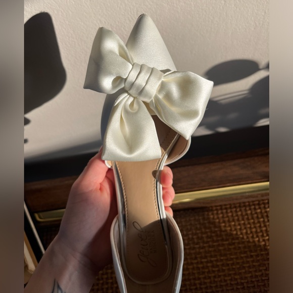 Elegant Jewel Badgley Mischka White Bow Bridal Pumps - Picture 15 of 15